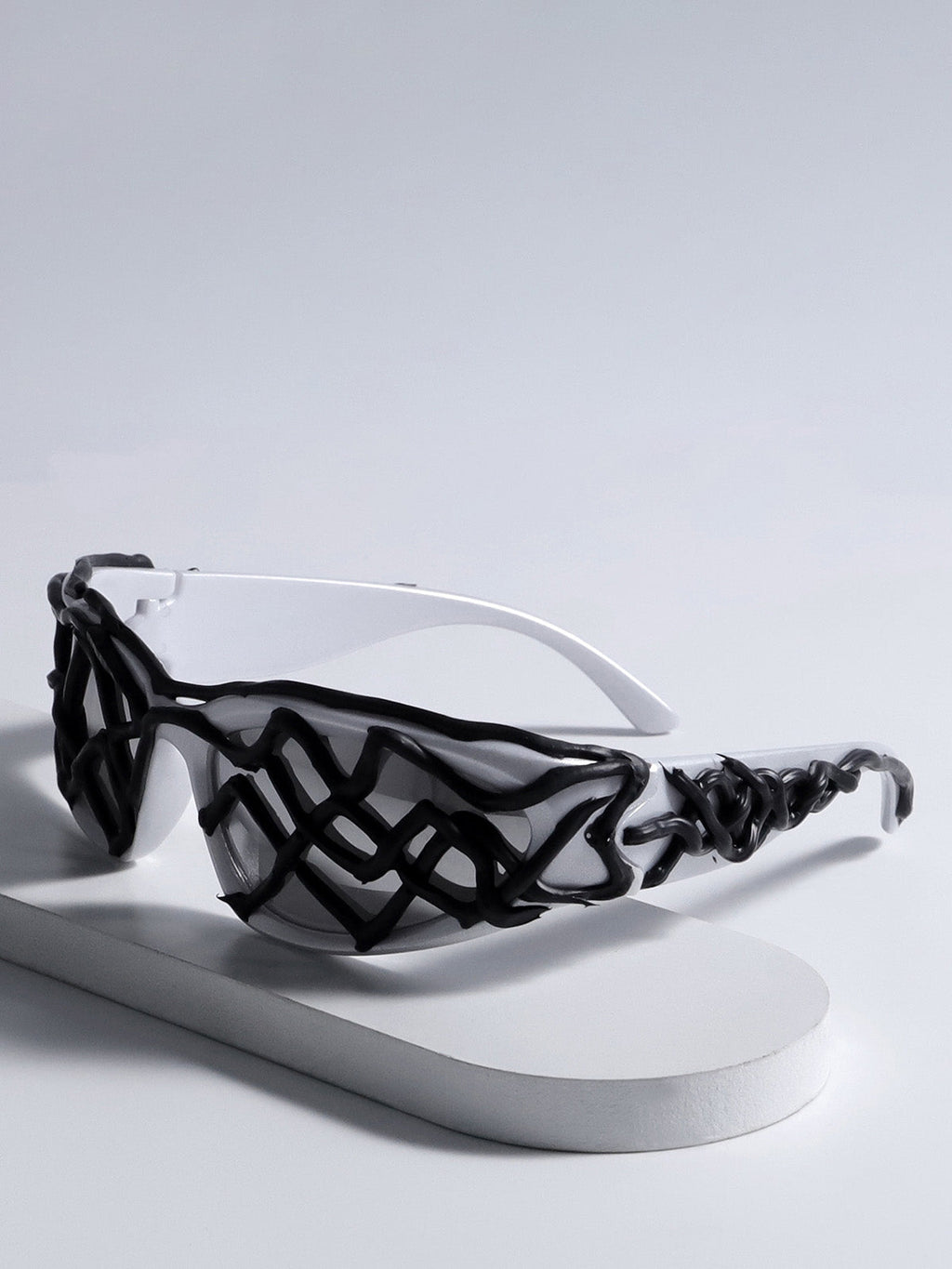 Futuristic Wavy Frame Sunglasses 